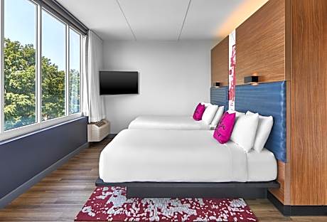 Ultra Savvy, Suite, 2 Queen, Sofa bed, Memorial Bell view