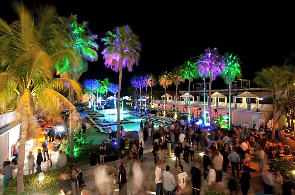 Kimpton Surfcomber Hotel, an IHG Hotel