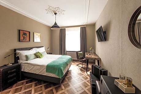 Studio Apartment with Kitchenette
