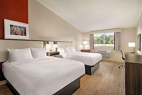 2 Queen Beds Room
