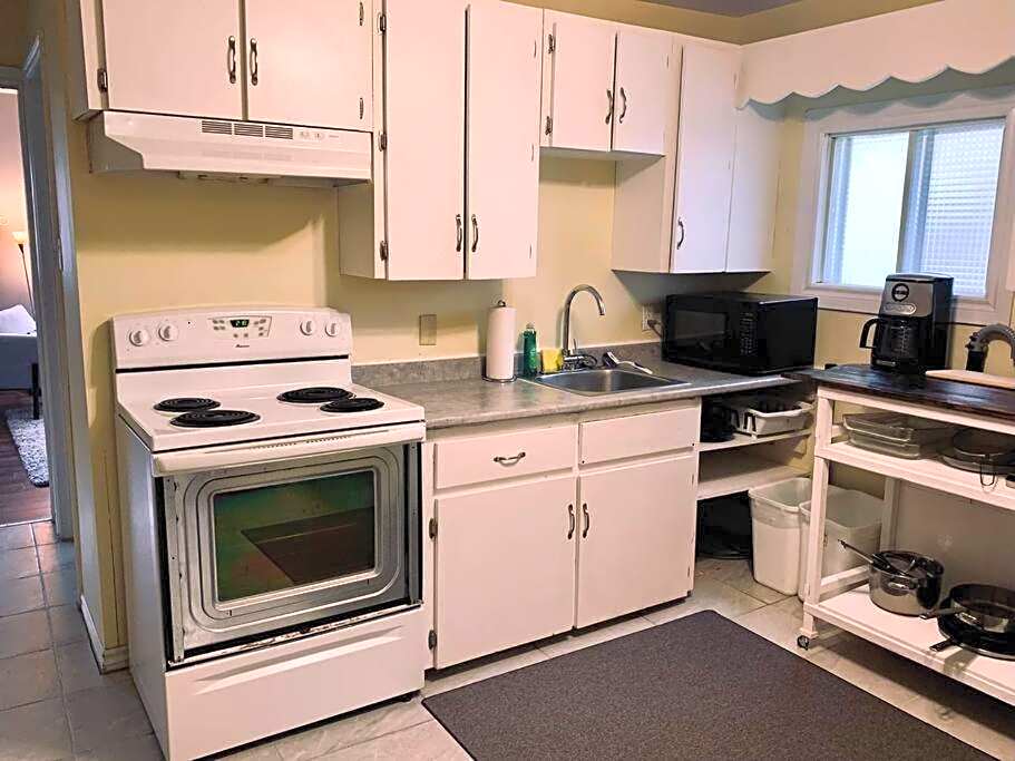 Cozy 2-BDRM, Mid Floor, Backyard