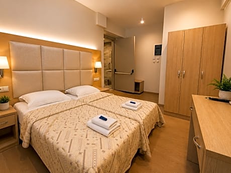 Mobility Accessible Room Roll-In Shower - Non-Smoking