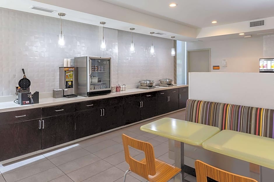 La Quinta Inn & Suites by Wyndham Tulsa Downtown - Route 66