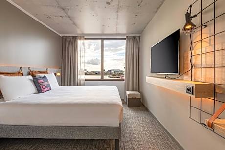 Moxy Queen Room with Harbor View