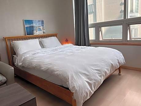 cherry, [초역세권 맛집숙소] 리모델링완료+버스2분+맛집천국