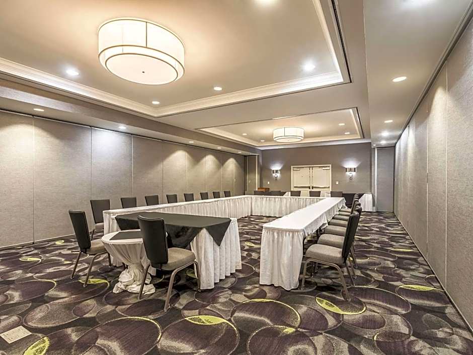 La Quinta Inn & Suites by Wyndham Arlington North Six Flags Drive