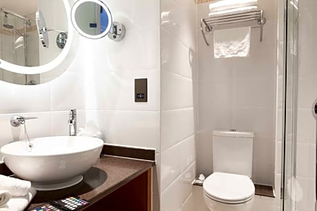  TWIN ACCESSIBLE GUEST ROOM - WHEELCHAIR ACCESSIBLE ROOM W/ ROLL-IN SHOWER - AIRCON WIFI/COFFEE-TEA FACILITIES/LED TV -