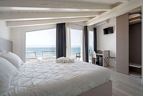 Deluxe Double Room with Front Sea View