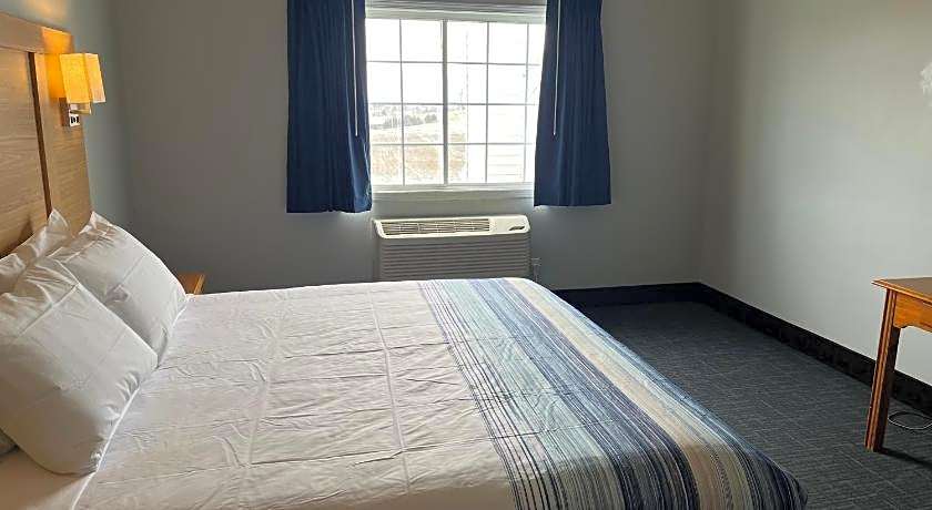 Days Inn & Suites by Wyndham Williamsburg IA North