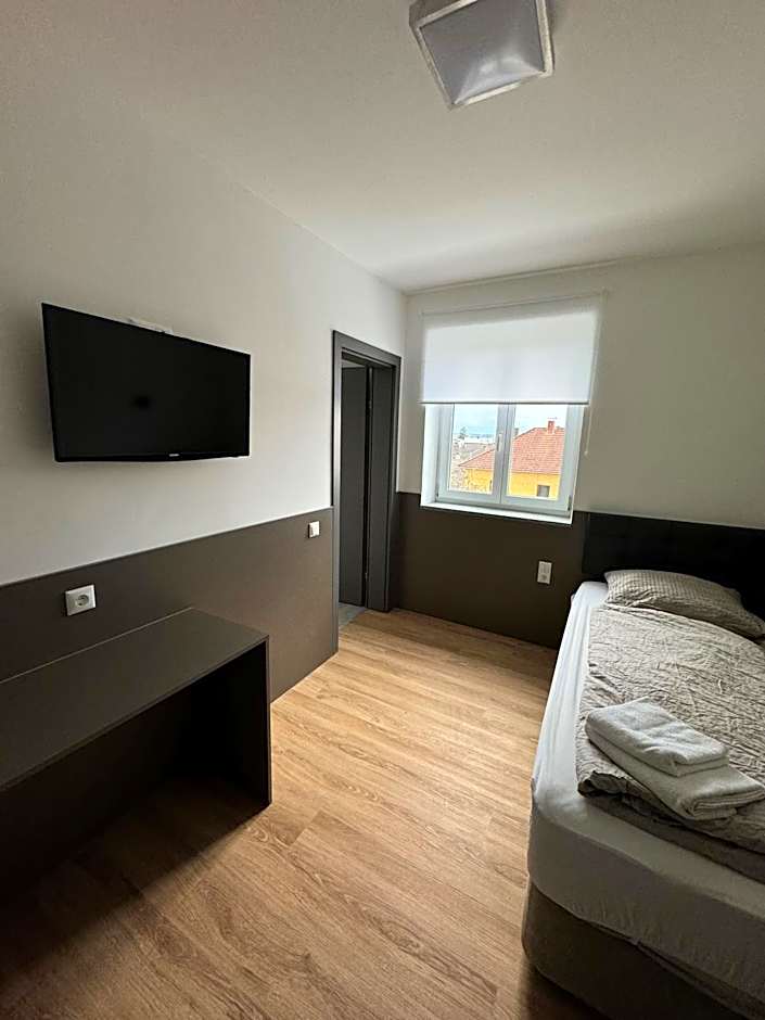 F Hotel 24h Check-In