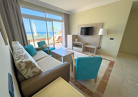 Two-Bedroom Apartment with Jacuzzi