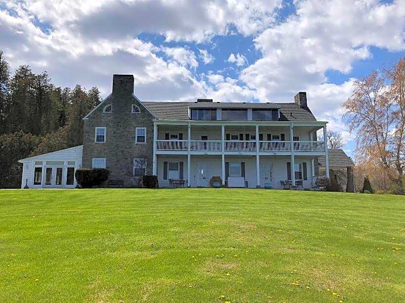 Valcour Inn & Boathouse