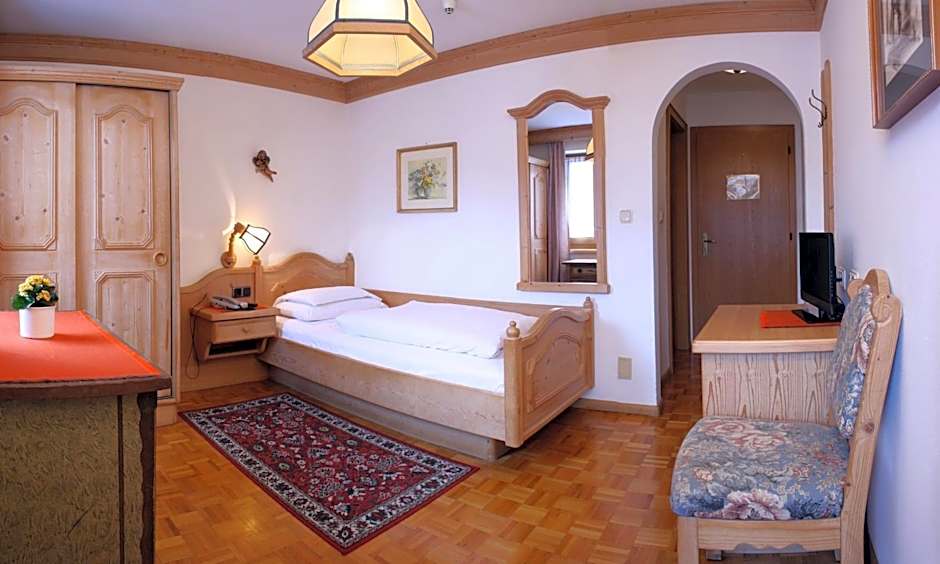 Photo 1 of 4 of Single Room