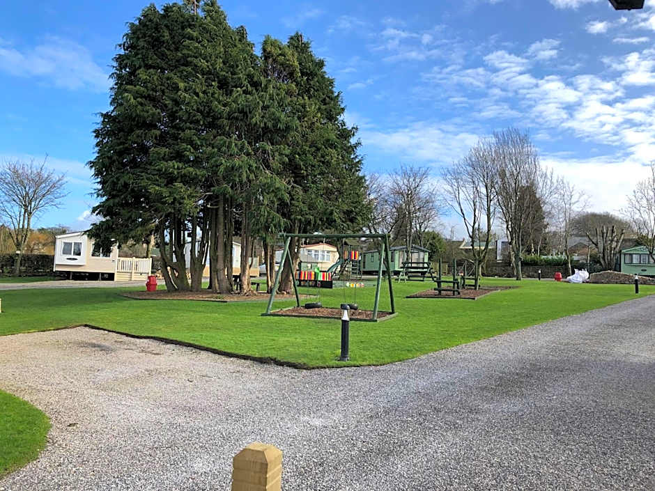 Delightful 2-bed static set in a peaceful village