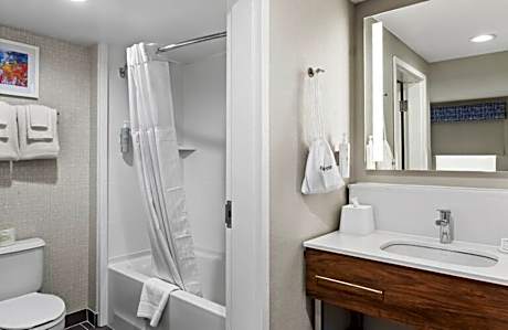 2 Queens Mobility Access W/Tub Nonsmoking
