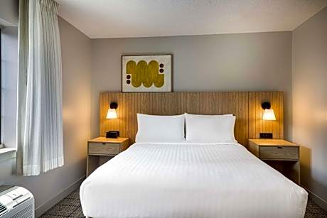 Studio Queen - NYC View - Mobility Accessible - Roll-In Shower