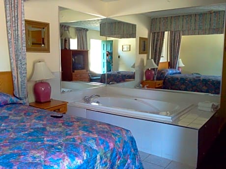 Queen Suite with Spa Bath