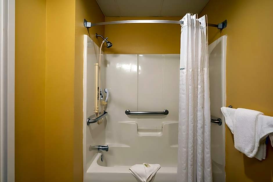 Super 8 by Wyndham Salisbury