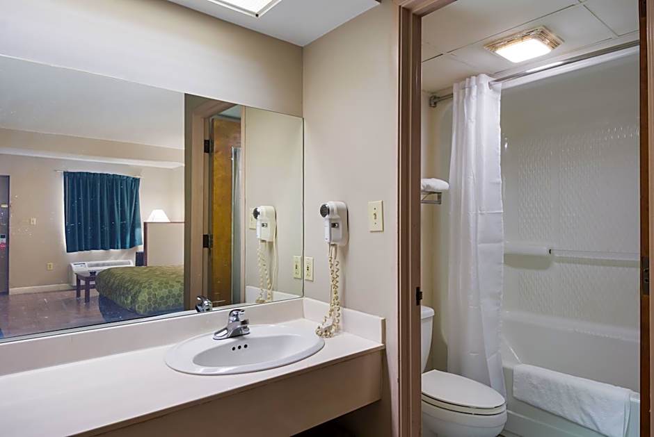 Econo Lodge Inn & Suites East