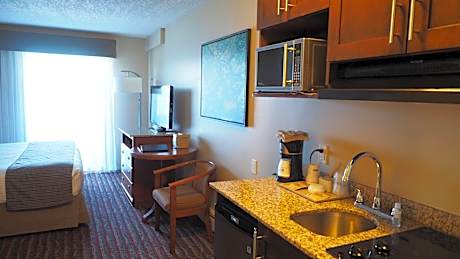 Deluxe King Studio Suite with Ocean View - Non-Smoking