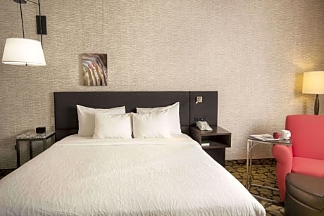 1 King Mobility Accessible W/Bathtub