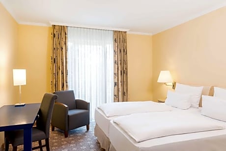 Family Connecting Room (2 Adults + 2 Children)