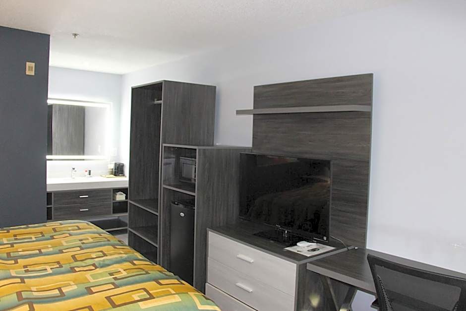 Douglas Inn & Suites Cleveland