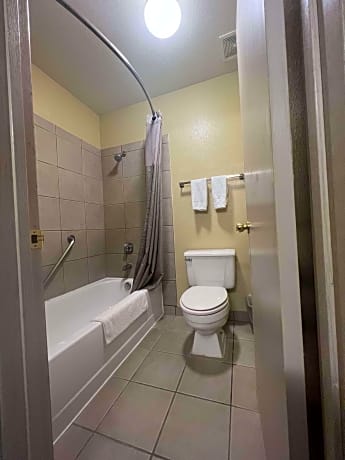 2 Queen Beds Non-Smoking Microwave And Refrigerator Wi-Fi Continental Breakfast