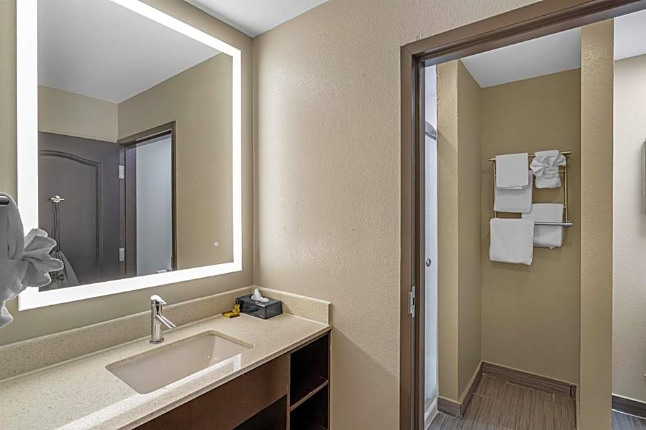Best Western Plus Bay City Inn & Suites