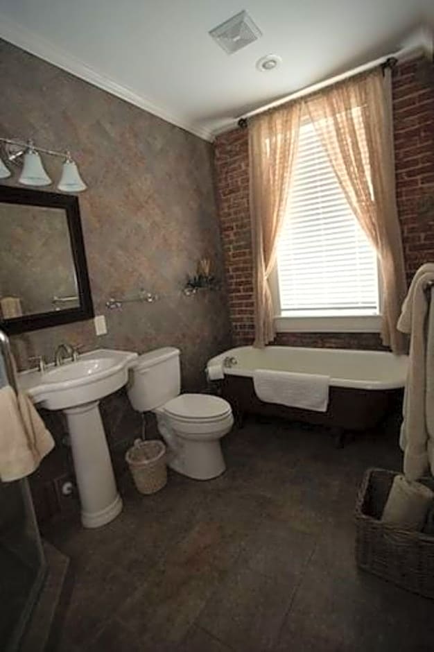 Hamilton House Inn