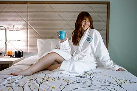 New 2025-Ocean Sands Beach Boutique Inn-Sauna and Salt-Mineral Pool -Free Beach Bikes and Famous Beach-Nightly Popcorn-Bathrobes and Sunscreen in all rooms-Ultra Sparkling Certified-Free Laundry-4 Grand Black Beds in all rooms SAVINGS# 252-242-SAND