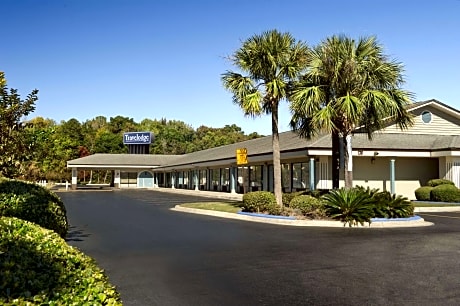 Travelodge by Wyndham Hinesville