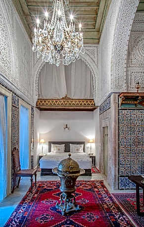 suite-traditional-private bathroom-patio