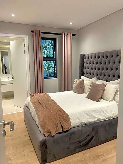 Trendy 2-bed 2-bath Apartment