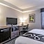 La Quinta Inn & Suites by Wyndham Warwick-Providence Airport