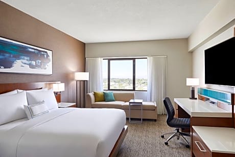 King Room with Roll-In Shower - Mobility and Hearing Accessible