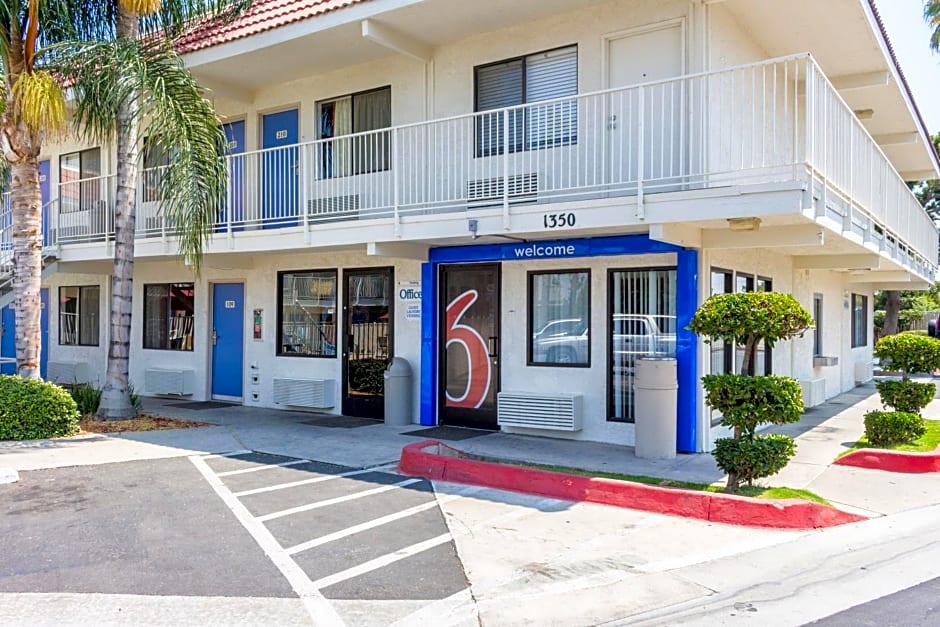 Motel 6-Bakersfield, CA - Convention Center