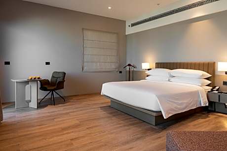 Studio King Suite - Top Floor with Tub and Balcony