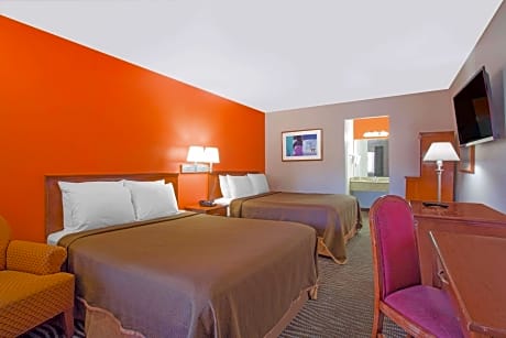 One Bedroom Suite with 2 Queen Beds and 1 King Bed, Non-Smoking