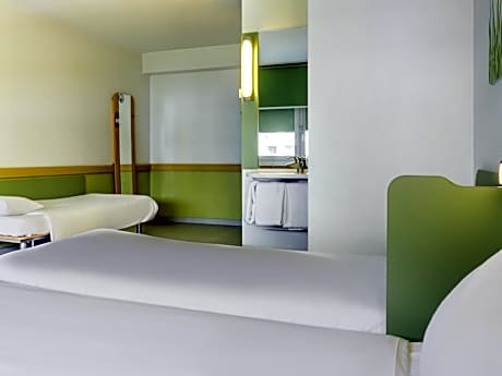 Triple - A Standard Room With 3 Single Beds
