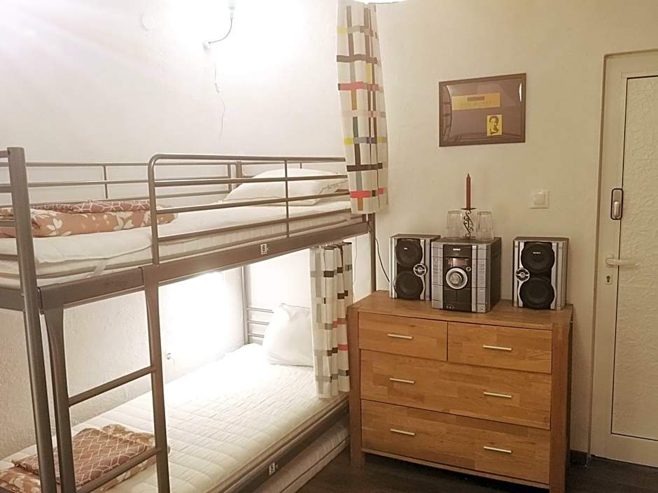 PIJAMA HOUSE - Bike & Bed