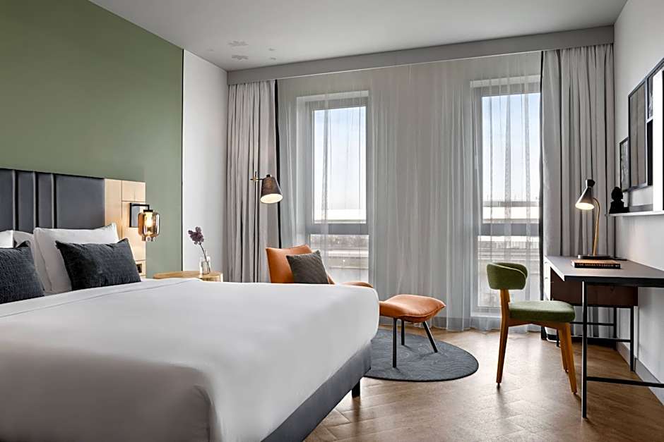 Renaissance by Marriott Amsterdam Schiphol Airport Hotel