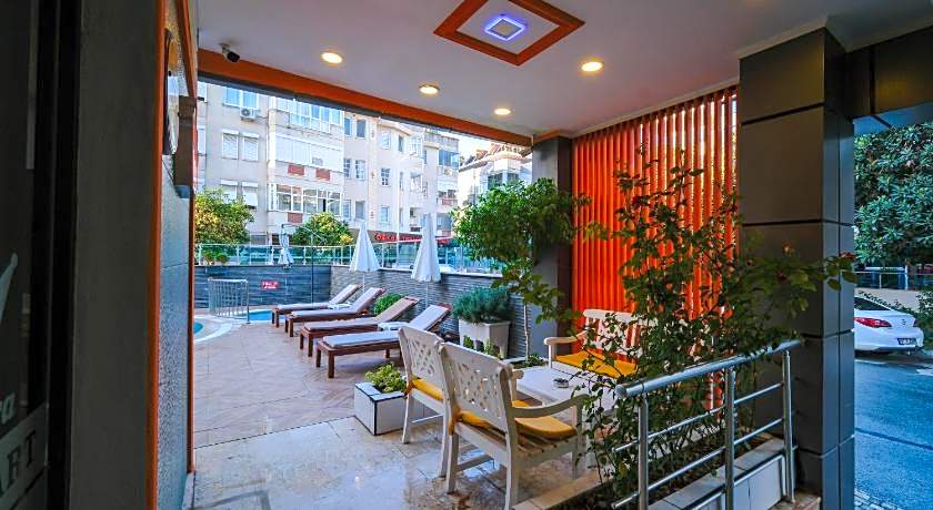 Cleopatra King Apart