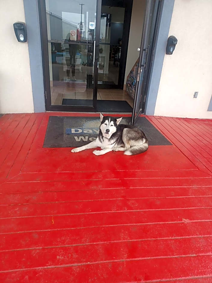 Days Inn & Suites by Wyndham Braunig Lake