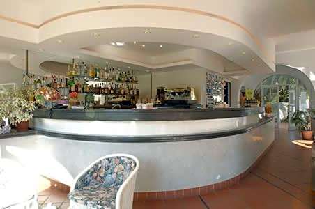 Hotel Riviera 3 Stelle con piscina estiva gratuita e garage a pagamento