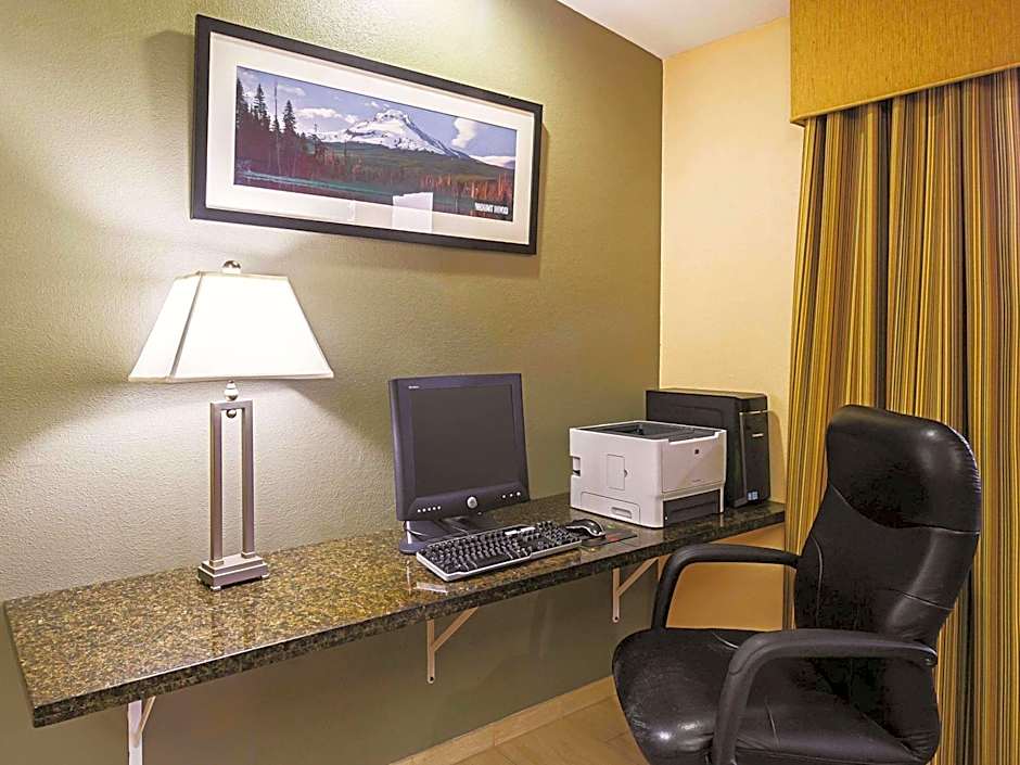 La Quinta Inn & Suites by Wyndham Woodburn