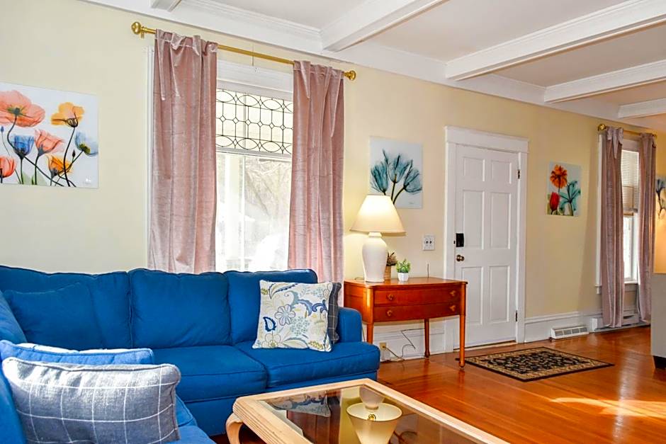 Walk To Parks, Dining & Lake! Game Room! Hot Tub!