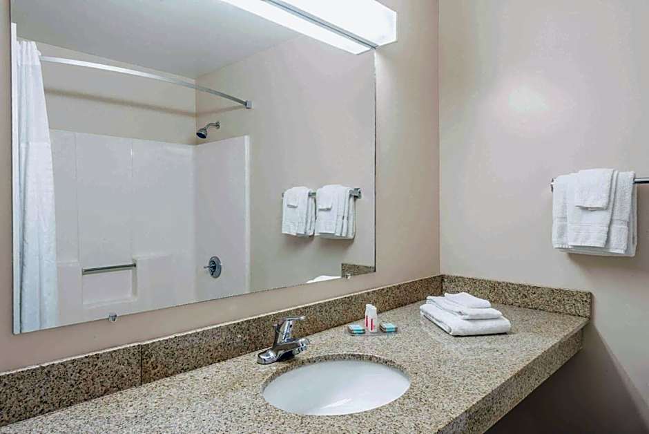 Days Inn by Wyndham Middletown/Newport Area