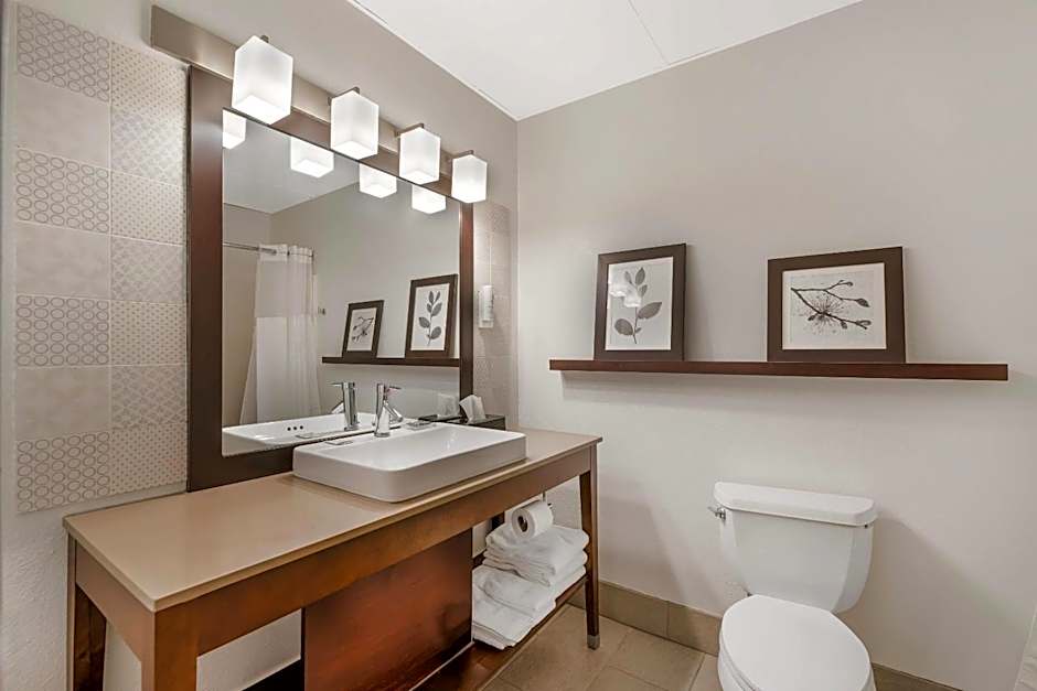 Country Inn & Suites by Radisson, West Bend, WI
