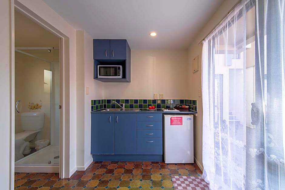 298 Westside Motor Lodge